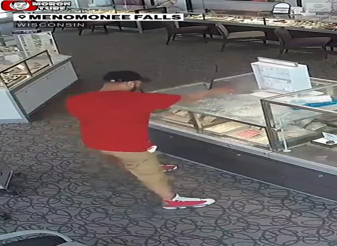 Video: This loser tries to break a window with a rock, and flees empty-handed